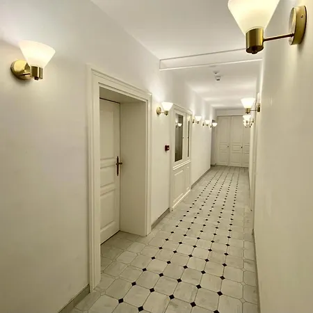 Ars Longa Apartment